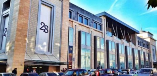 Kişi "28 Mall"un qarşısında ülgüclə damarını doğradı