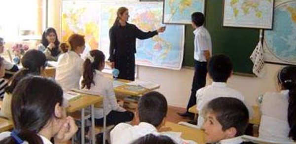 Məktəb direktorları müəllimləri necə aldadır?