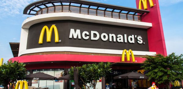 Azərbaycanlı məktəblilər “McDonald’s”ı yardılar