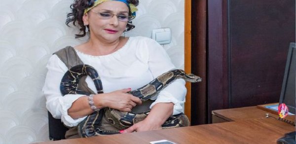 Azərbaycanda ilanla fala baxan ekstrasens axtarışa verildi - FOTO