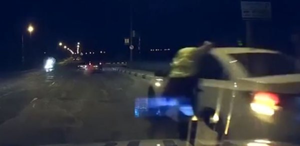 Sərxoş azərbaycanlı rus polisini belə “sürüdü” - VİDEO