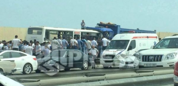 Sərnişin avtobusu kamazla toqquşdu - Bakıda dəhşətli qəza - VİDEO