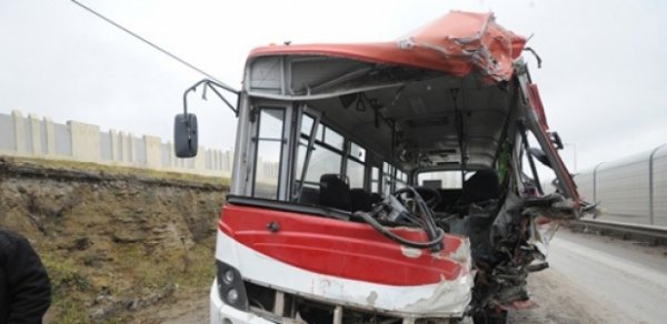 Daha bir avtobus yük maşını ilə toqquşdu