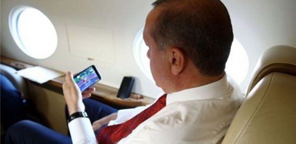 Ərdoğan “Bakı -2015”i mobil telefonla təyyarədə izlədi