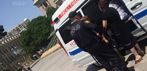Bakı metrosunda qadın özündən getdi - FOTO