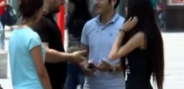 Bakıda qız sevgilisini başqa oğlanla qısqandırmaq istədi... - VİDEO