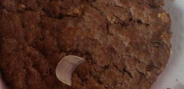 McDonalds hamburgerindən dırnaq çıxdı - FOTO