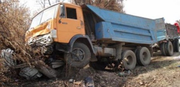 İki yük avtomobili toqquşdu  - Ölən və yarlanan var