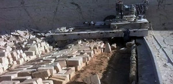 Bakıda fəhlə daşkəsən qurğuya düşdü