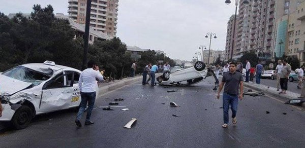 Bakıda ağır qəza: Sıxlıq yarandı - FOTO
