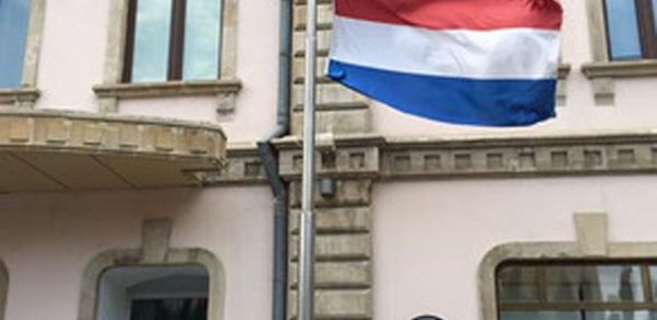 Niderlandın Bakıdakı səfirliyində bayraqlar endirildi- FOTO