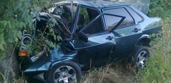 Avtomobil ağaca çırpıldı, sürücü öldü