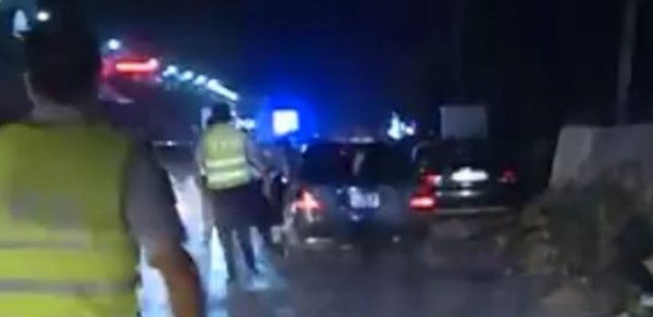 Polis maşının altında qalacaqdı..- VİDEO