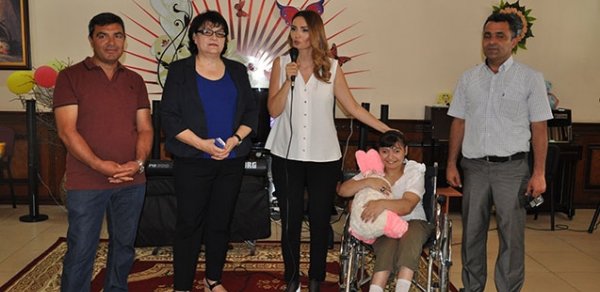 Millət vəkili uşaqlarla görüşüb