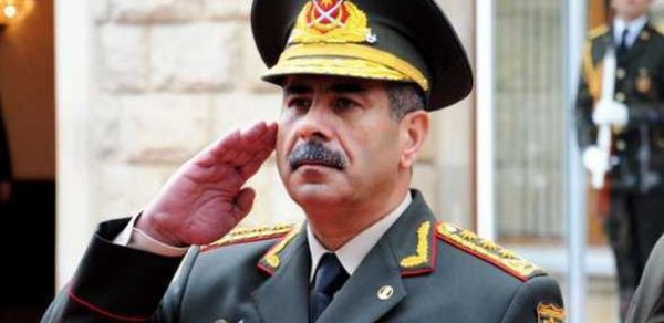 Müdafiə naziri jurnalistləri təbrik etdi