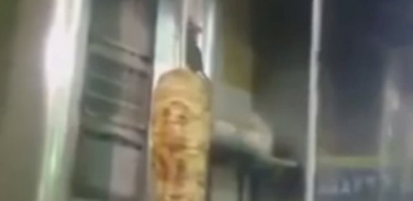 Bakıda dönər yeyənlər bu videoya baxmasın - VİDEO