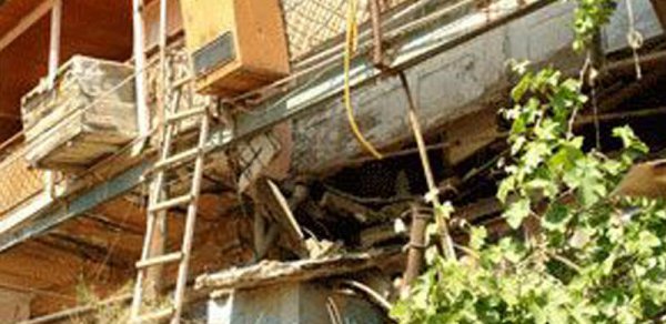 Yevlaxda binanın eyvanı uçdu: yaralılar var