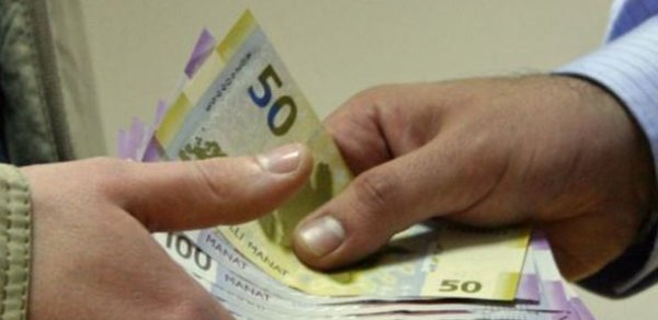 Bakıda şirkət direktoru bu şəxslərə pul “atdı”