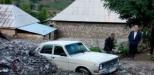 Qəbələdə sel: evlərə və maşınlara ziyan dəydi- VİDEO