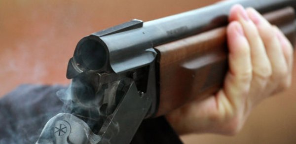 Qusarda qayınata gəlinini güllələdi