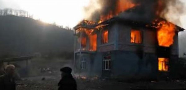İkimərtəbəli ev yandı