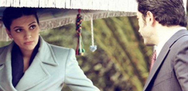 Makiyajsız Bergüzar Korel "Karadayı"nın ssenaristi ilə - FOTO