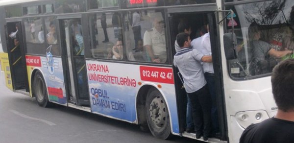 Bakıda qadın avtobusdan yıxıldı, öldü
