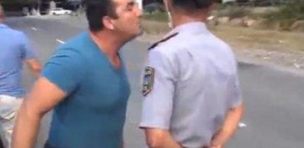 Polisin üzünə üfürüb söyüşə keçdilər - VİDEO