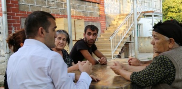 Əhməd Şahidov Qax sakinlərinin kredit və lizinq problemləri ilə maraqlanıb