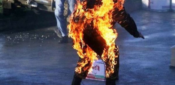 Bakının məşhur bankında vətəndaş polisi yandırdı