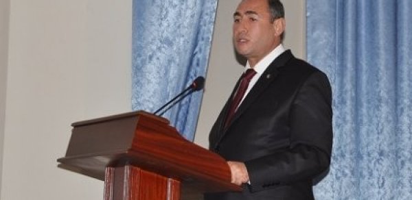 Bərdənin icra başçısı Vidadi İsayev sakinlərə divan tutur