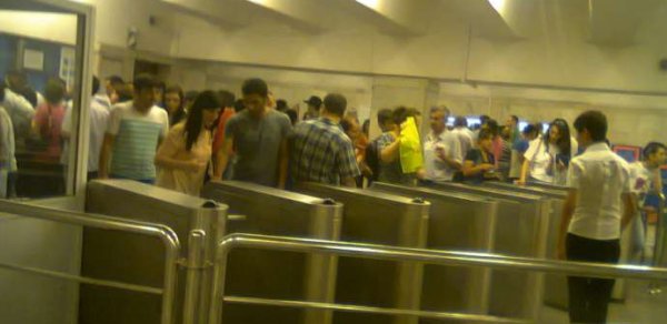 Bakı metrosunda ara qarışdı, sərnişinlər etiraz etdi -VİDEO