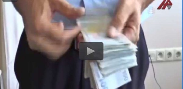 Dilənçinin üstündən görün nə qədər pul çıxdı -  VİDEO 