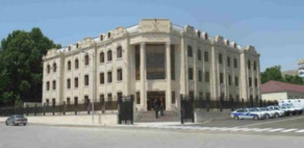 Mingəçevir Polis Şöbəsində ölən şəxsin qohumları müstəntiqi döyüb -  FOTO