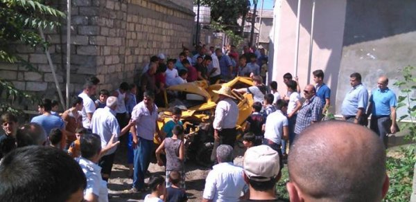 Bakıda vaqon avtomobili əzdi -  FOTOLAR