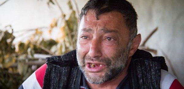 Zibillə qidalanan kişinin hekayəsi:  “Dayım məni evimə buraxmır” (FOTO)