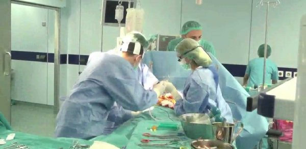 Azərbaycan Tibb Universitetinin (ATU) Tədris Cərrahiyyə klinikasında universitet tarixində ilk-  Anadan övladına böyrək köçürülüb 