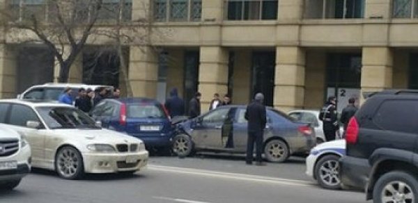 Bakıda iki avtomobil toqquşub, xəsarət alan var