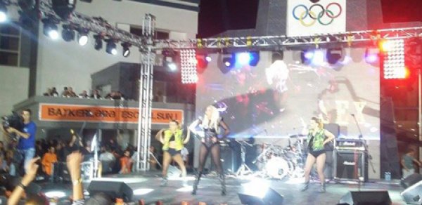 "Ledi Qaqa" Şəkidə səhnəyə bu geyimdə çıxdı -  FOTO + VİDEO 