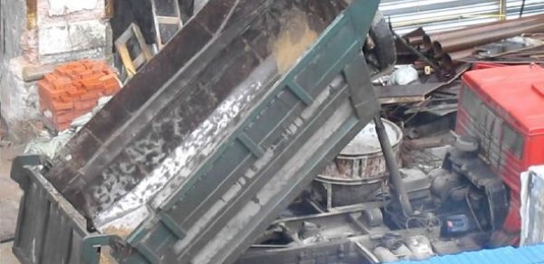 Bakıda “KamAZ” yükü insanların üstünə boşaltdı: –Ölən var