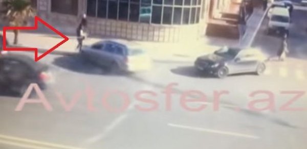 Bakıda yolu nazlana-nazlana keçən qızı maşın belə vurdu –VİDEO