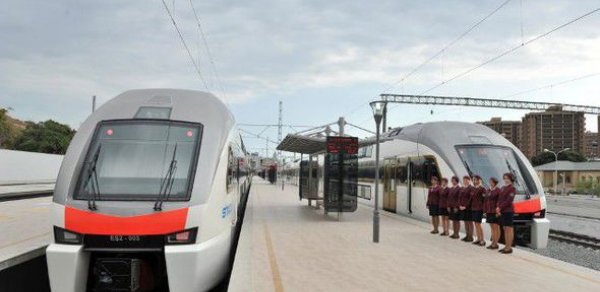 Yeni qatarın “siftəsi”: Şüşəsini qırdılar –FOTOLAR