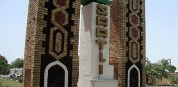 İcra hakimiyyətinin qarşısında bir ailə intihara cəhd etdi –  ŞOK OLAY 