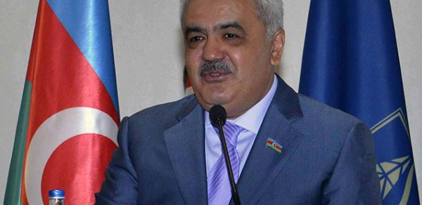 Rövnəq Abdullayev tələbələrlə görüşdü: “Biz neft kapitalını insan kapitalına çevirməliyik”
