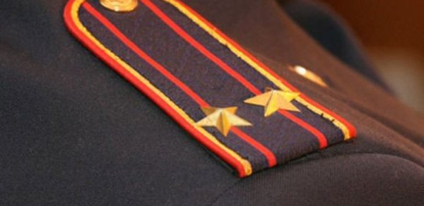 Bakıda məktəb binasının qarşısında polisin paqonlarını cırdılar