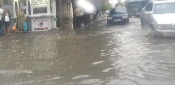 Bakıda güclü yağış: Əhmədlini su basdı -  FOTO