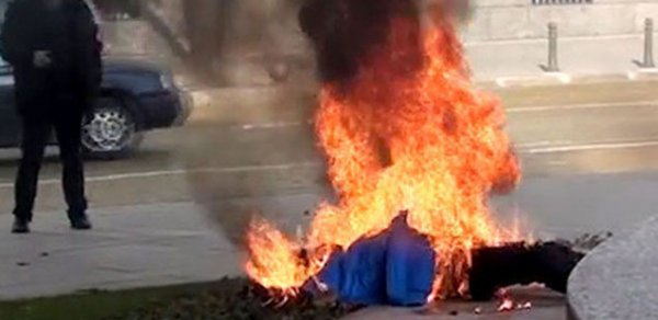 Taksi sürücüsü benzin töküb özünü yandırdı –  “QAİ Ramin məcbur etdi”