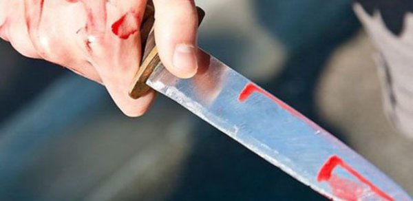 Tanışını arxa hissədən bıçaqladı