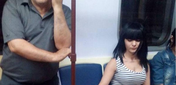 Bakı metrosunda məşhurlaşan qız: "Kişiyə yerə verməli idim?" -  FOTO