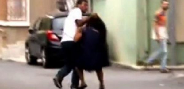 Gəlinin əmisi qayınatanı bıçaqladı, qayınananı döydü